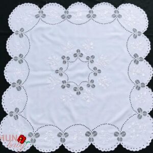 Terítő fehérrel hímzett riselt, luggalt 85x85 cm