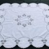 Terítő fehérrel hímzett riselt, luggalt 85x85 cm