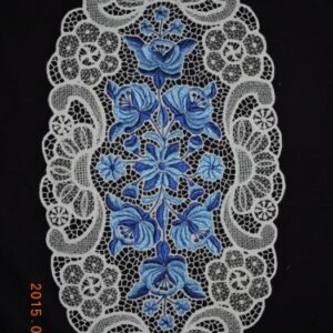 Riselt terítő kék hímzéses áttört 53x28 cm