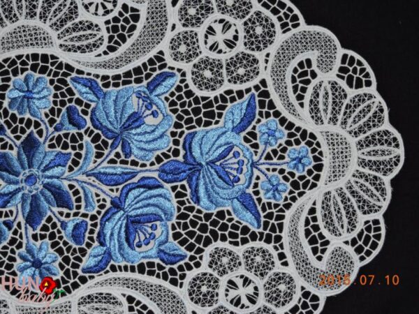 Riselt terítő kék hímzéses áttört 53x28 cm