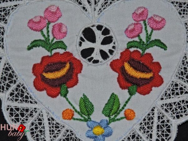 Riselt terítő kalocsai szív alakú 17x15 cm