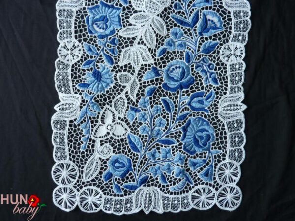 Riselt áttört futó kalocsai kékkel 80x33 cm