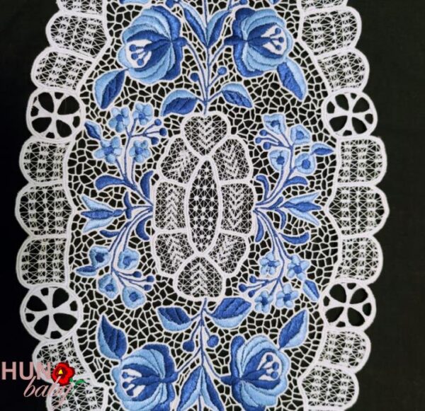Riselt terítő kék hímzéses áttört 60x30 cm