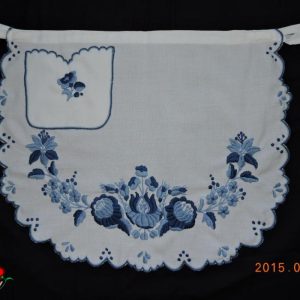 Kötény fél kékkel hímzett 44x35 cm