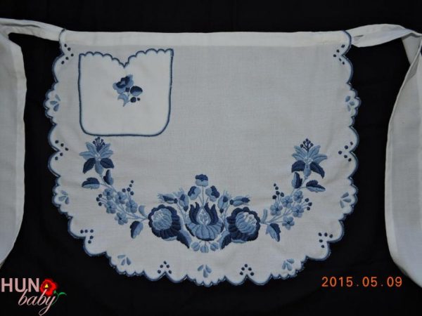 Kötény fél kékkel hímzett 44x35 cm
