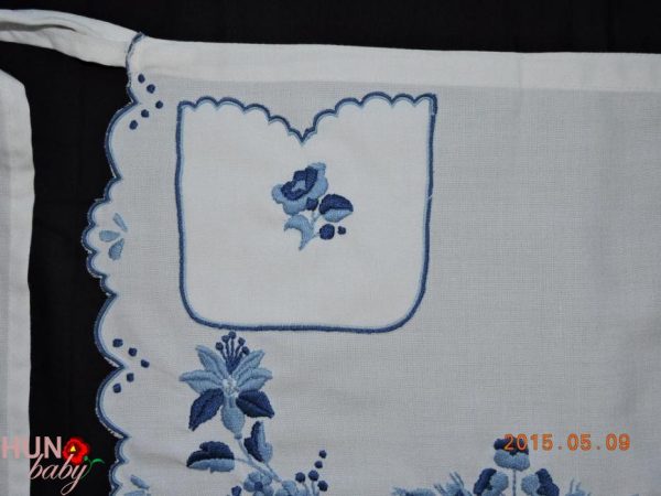 Kötény fél kékkel hímzett 44x35 cm