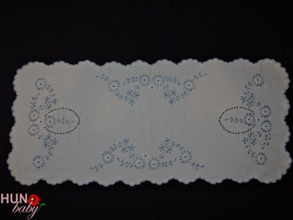 Hímzett terítő nagyfutó kék hímzéssel 110x50 cm