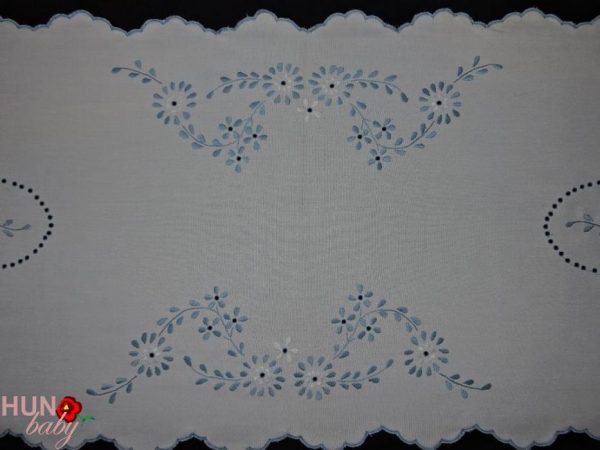 Hímzett terítő nagyfutó kék hímzéssel 110x50 cm