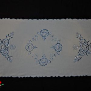 Hímzett terítő nagyfutó kék hímzéssel 120x60 cm