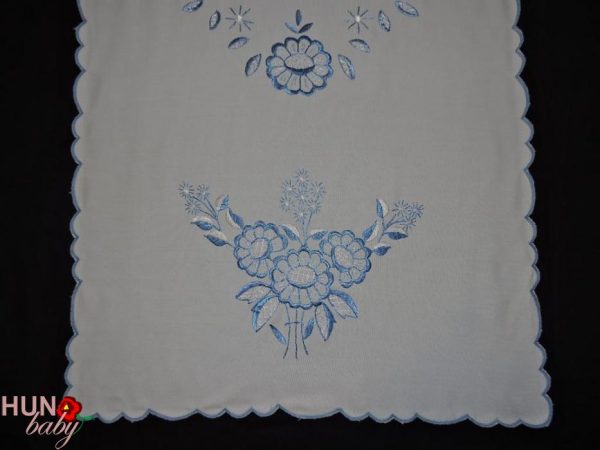 Hímzett terítő nagyfutó kék hímzéssel 120x60 cm