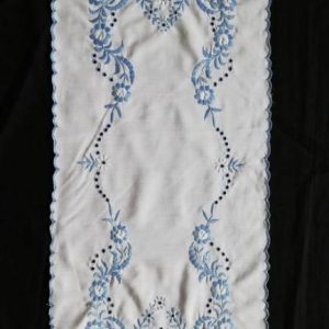 Hímzett terítő ókalocsai luggalt kék hímzéses 85x36 cm