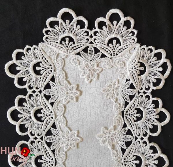 Csipkés szélű krémsárga terítő ovális 50x29 cm