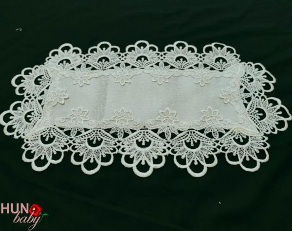 Csipkés szélű krémsárga terítő ovális 50x29 cm