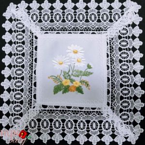 Csipkés szélű terítő fehér margarétás 30x30 cm