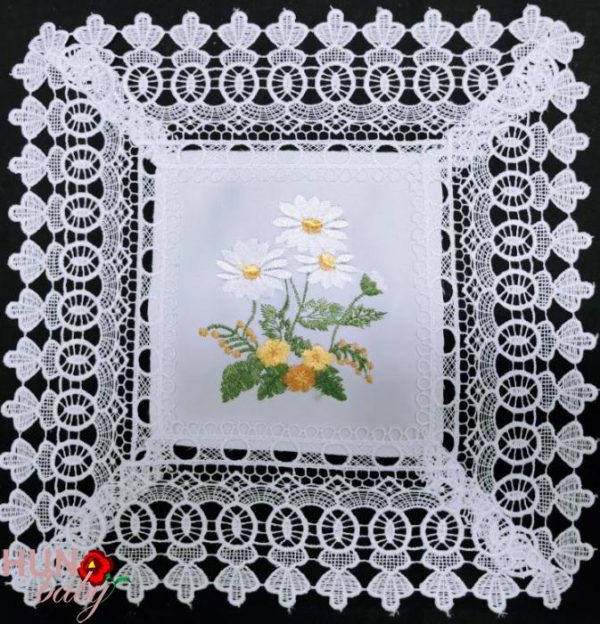 Csipkés szélű terítő fehér margarétás 30x30 cm