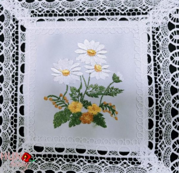 Csipkés szélű terítő fehér margarétás 30x30 cm