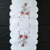 Géppel hímzett terítő fehér rózsás 85x35 cm
