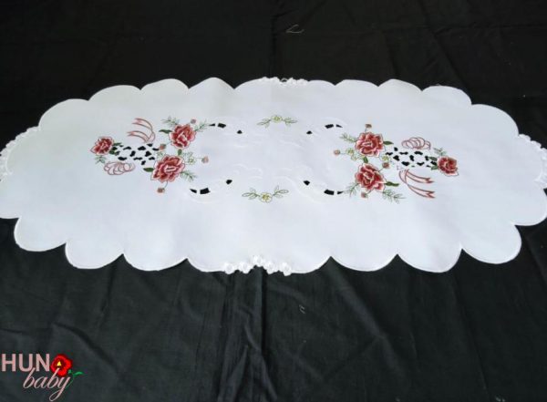 Géppel hímzett terítő fehér rózsás 85x35 cm