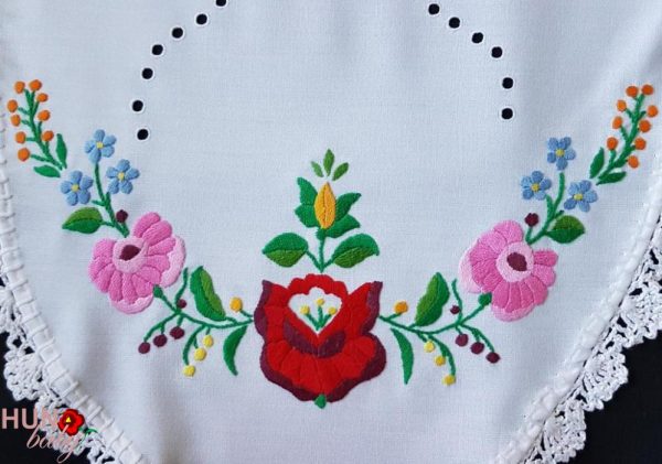 Hímzett kalocsai futó horgolt, luggalt 88x38 cm