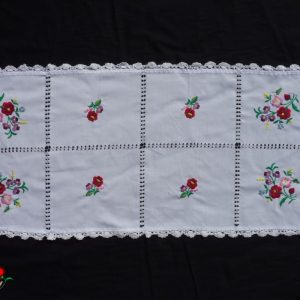 Hímzett kalocsai terítő azsuros 85x35 cm
