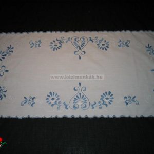 Hímzett terítő fehér kék hímzéssel 85x35 cm