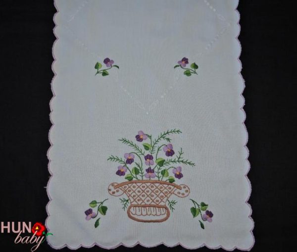 Hímzett terítő ibolyás futó kosaras 85x35 cm