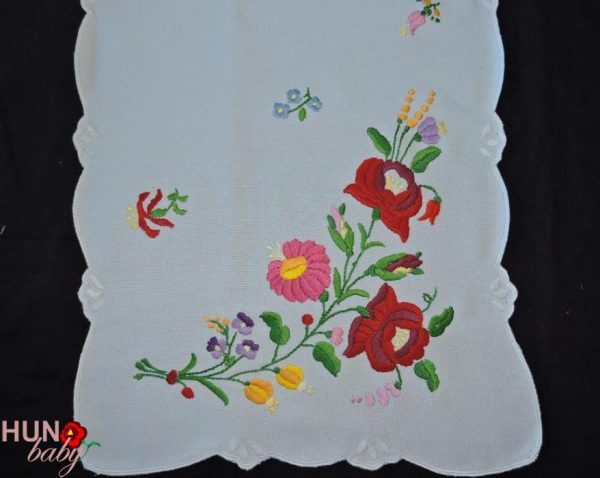 Hímzett terítő kalocsai színes hímzéssel 85x35 cm