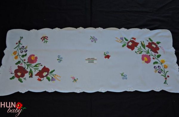 Hímzett terítő kalocsai színes hímzéssel 85x35 cm