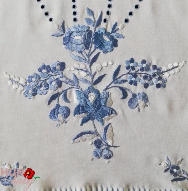 Hímzett terítő kék hímzés luggalt horgolt 85x36 cm