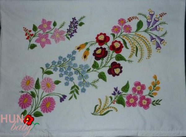 Párna előnyomott kalocsai fehér 58x45 cm