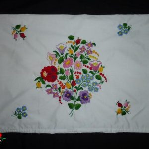 Párna előnyomott kalocsai fehér 58x45 cm