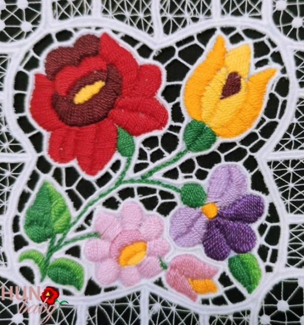 Riselt kalocsai terítő áttört kocka 17x17 cm