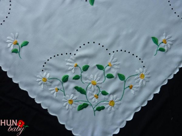 Hímzett terítő luggalt margarettás 85x85 cm