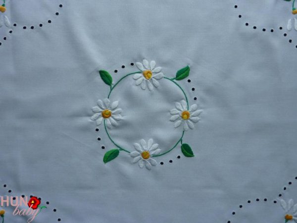 Hímzett terítő luggalt margarettás 85x85 cm