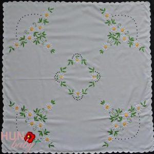 Hímzett terítő margarettás luggalt 85x85 cm