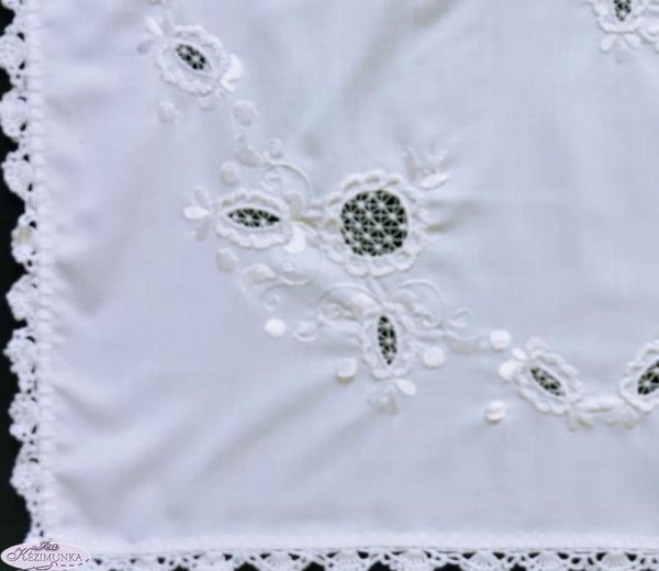 Hímzett terítő uri minta riselt 90x90 cm