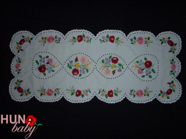 Előnyomott terítő szegett luggalt drapp 100x42 cm