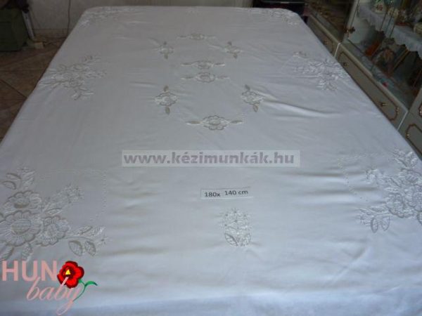 Hímzett terítő fehér riselt 170x130 cm