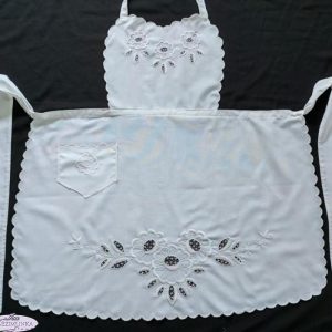 Kötény fehér hímzéses riselt 90x55cm