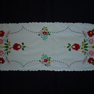 Előnyomott futó kalocsai szegett 85x35 cm