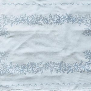 Előnyomott margarettás terítő szegetlen 78x45cm