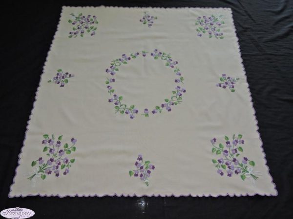 Hímzett terítő ibolyás drapp alap 85x85 cm