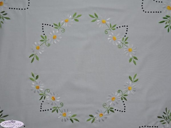 Hímzett terítő margarettás luggalt horgolt 85x85 cm