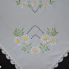 Hímzett terítő margarettás luggalt horgolt 85x85 cm