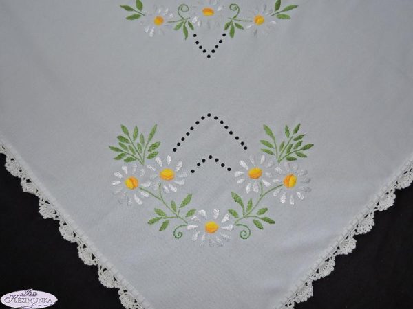 Hímzett terítő margarettás luggalt horgolt 85x85 cm