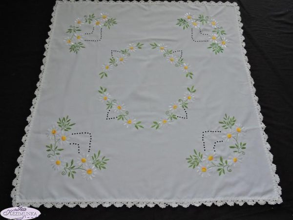 Hímzett terítő margarettás luggalt horgolt 85x85 cm