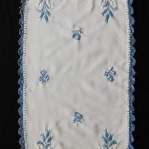 Hímzett terítő kék hímzés horgolt szél 88x38