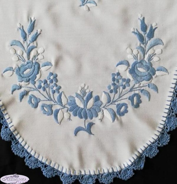 Hímzett terítő kék hímzés horgolt szél 88x38
