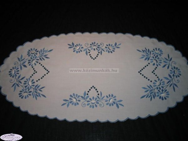 Hímzett terítő kék hímzéssel margarettás 85x35 cm