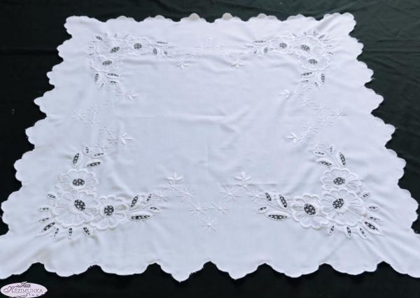 Hímzett terítő fehérrel komlói mintás 85x85 cm